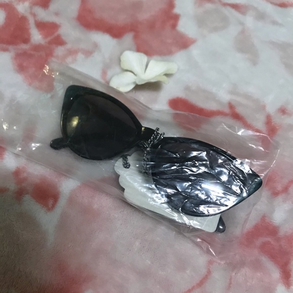 🕶 Black Cat-Eye Sunglasses 🛍 - Picture 8 of 8